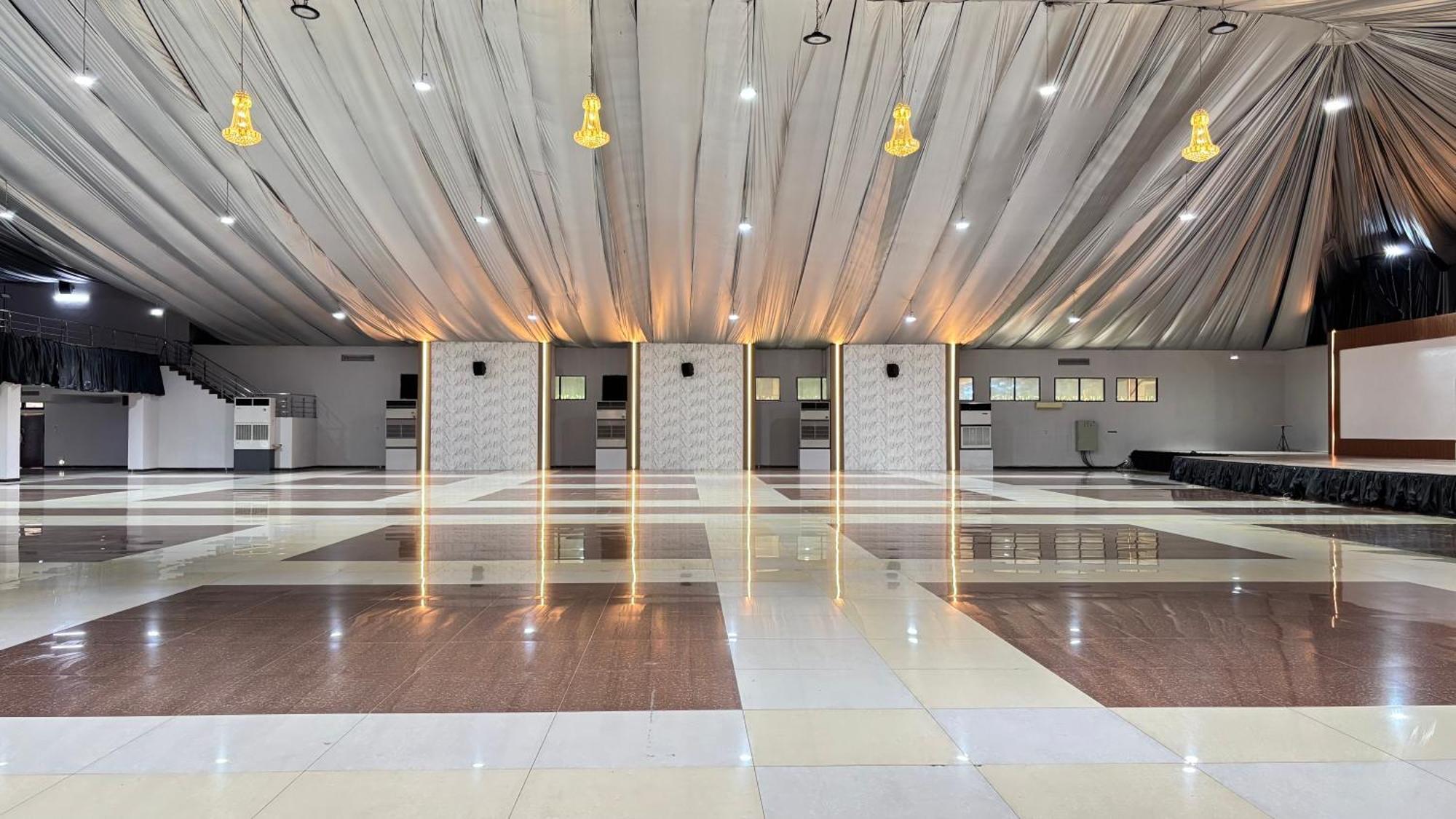 Utc Hotel Semarang Exterior photo